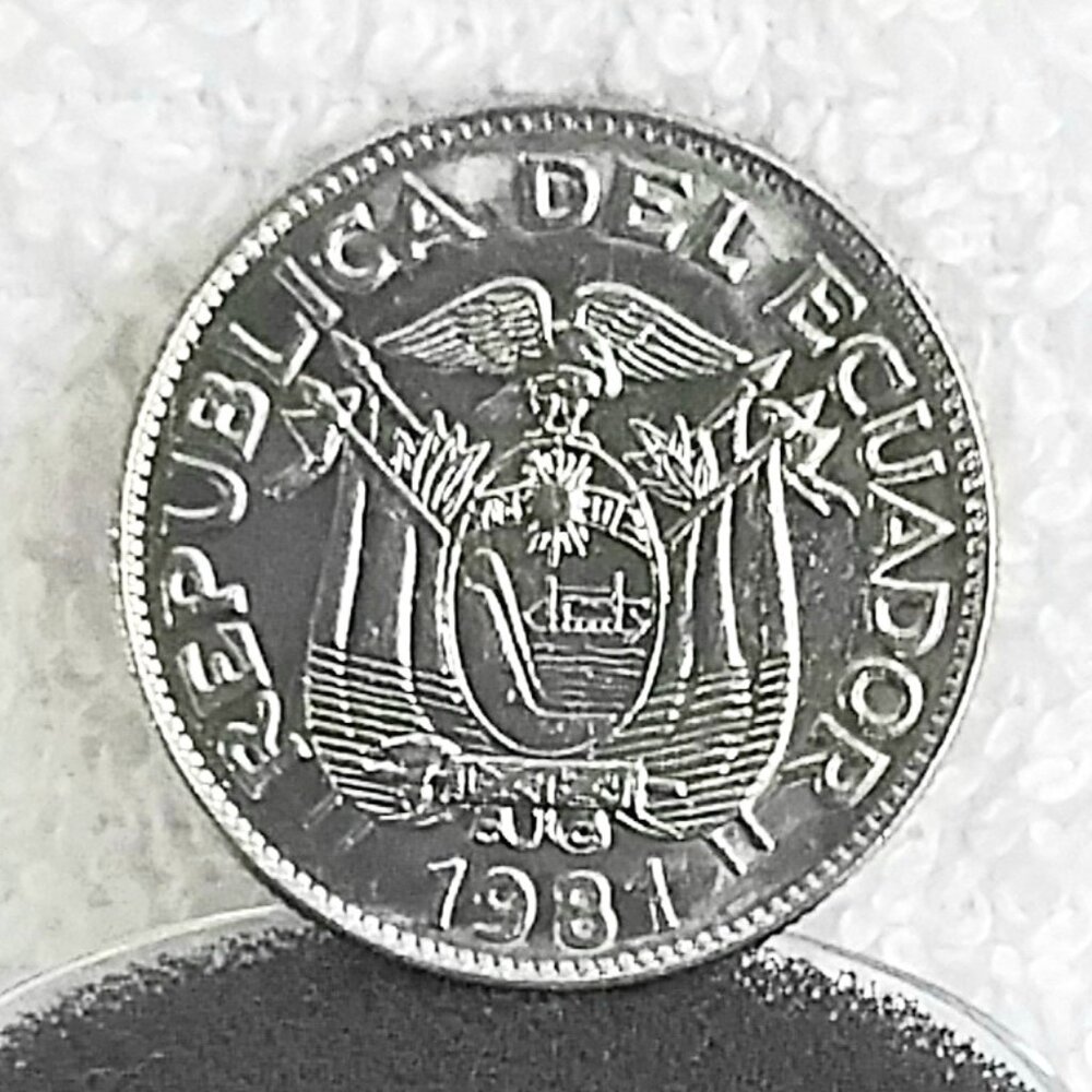 Circulated 1981 Ecuador Un Sucre Republica... Coin Made of Nickel Clad Steel!!